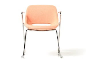 Тканевый стул с подлокотниками