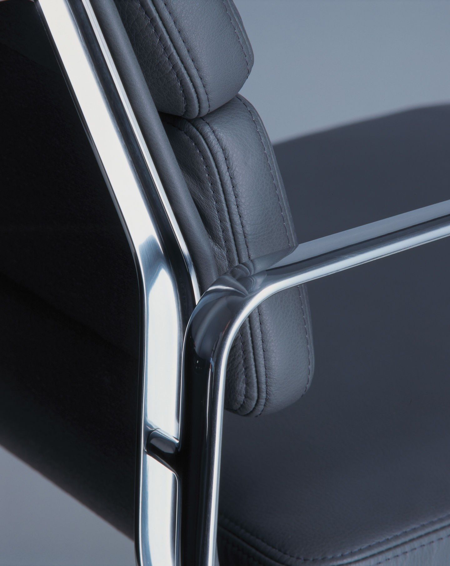 Кожаный стул с подлокотниками VITRA Eames Soft Pad Group ARCH-00088842 - Вид №28