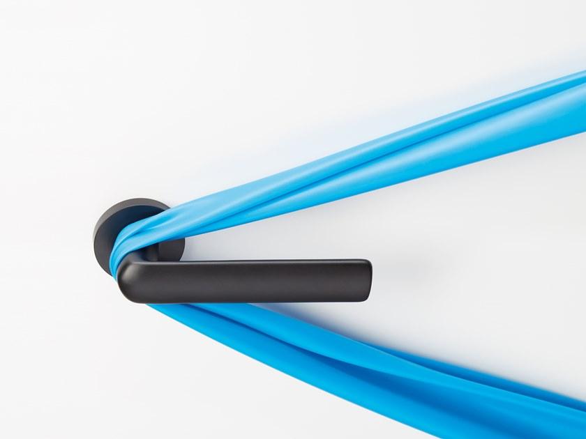 LINEA CALI' Ручка из латуни на розетке Strip 1660 - Вид №1