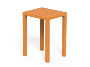 Скамейка для отдыха на открытом воздухе с металлическим сиденьем