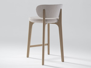 Высокий тканевый стул с деревянным основанием и подставкой для ног