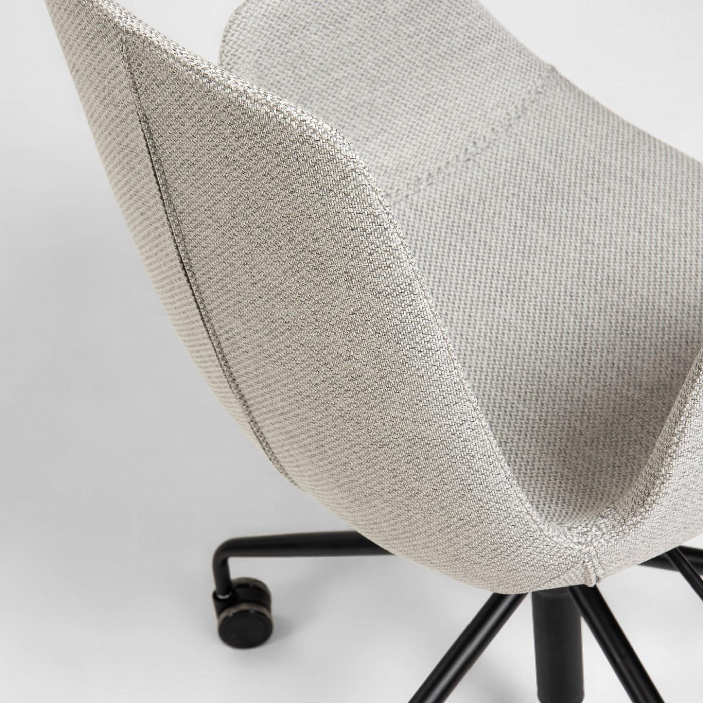 095775 Офисное кресло светло-серое La Forma Yolanda  - Вид №1