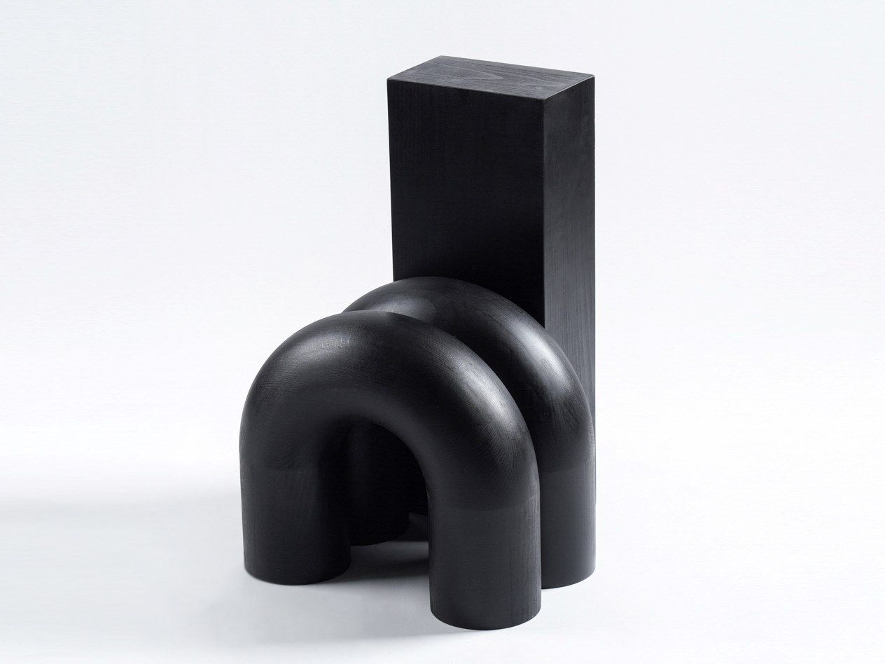 Низкий деревянный стул со спинкой Movimento Gallery Chaeyoung Lee ARCH-00150136