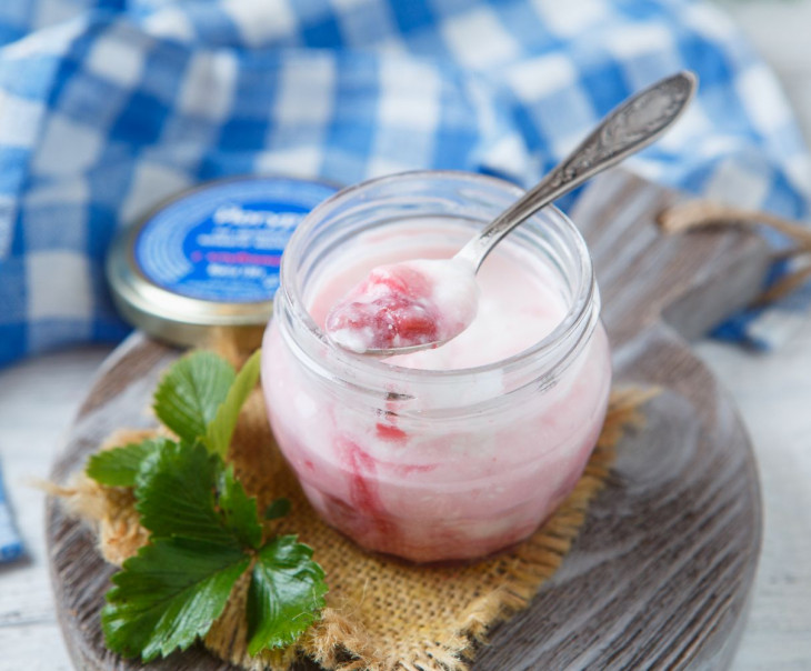 470 Йогурт из козьего молока с клубникой 2,8-5,5% Вкусляндия 