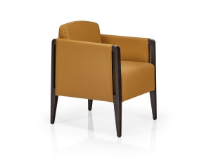 Кожаное кресло с подлокотниками