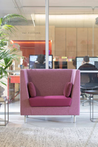 Акустическое тканевое кресло с подлокотниками