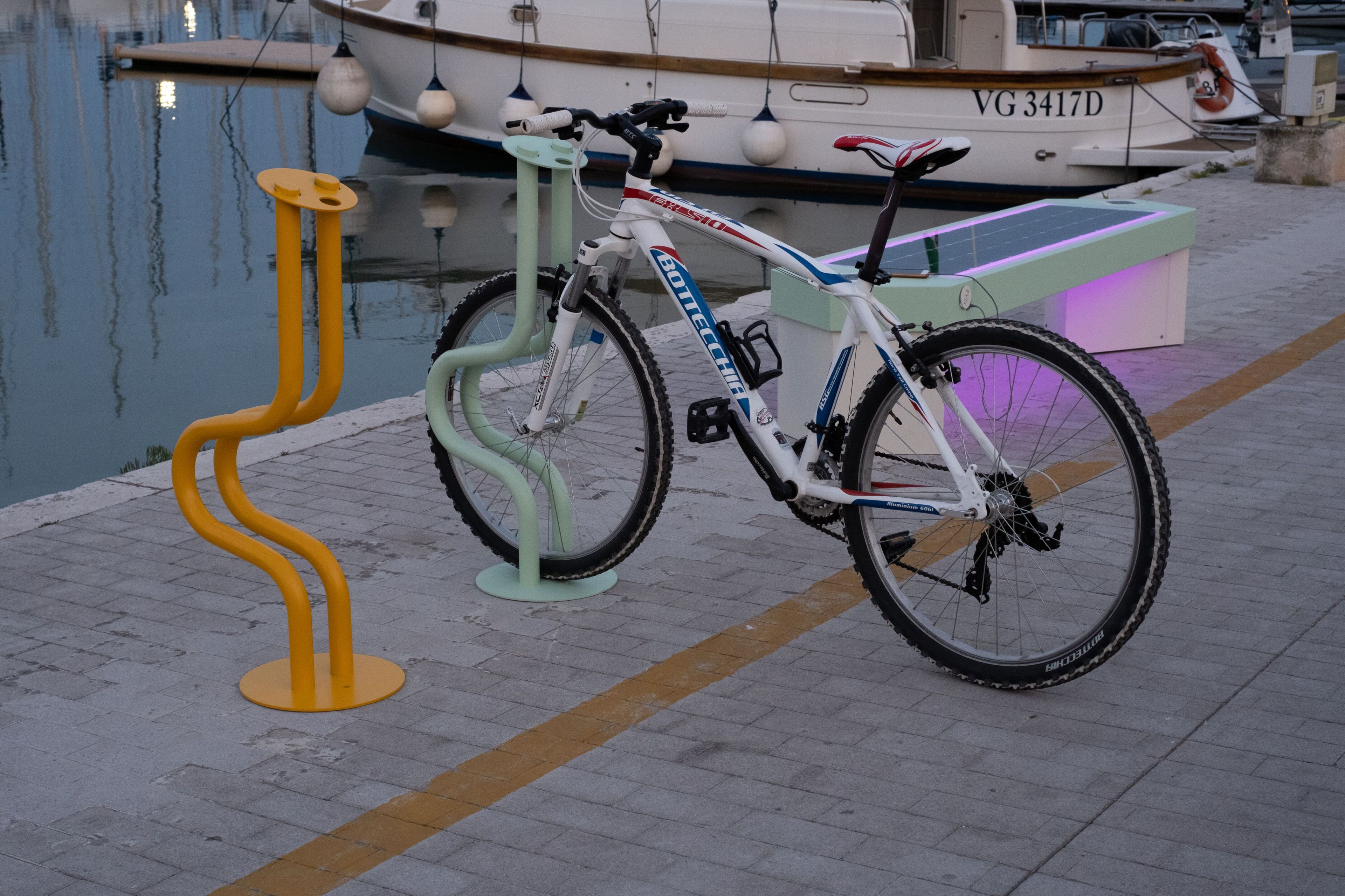 Стальная скамья с USB-разъемом без спинки CITYSì LUX ARCH-00048028 - Вид №2