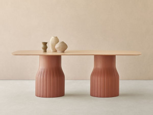 Овальный стол с основанием из переработанного полиэтилена