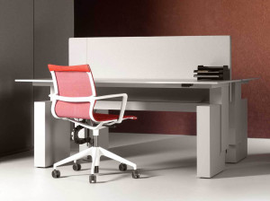 Стол с регулируемой высотой с несколькими звукопоглощающими перегородками