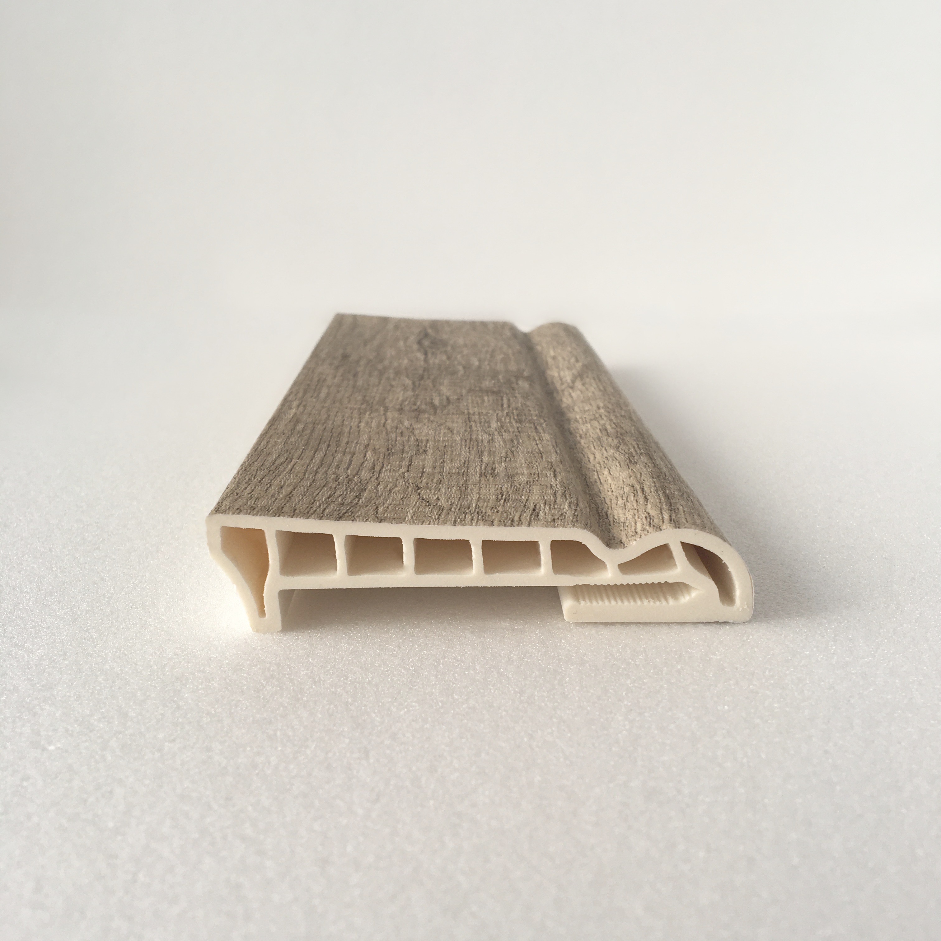 Напольный плинтус  Дуб старый 85мм DEKOR PANEL DP086