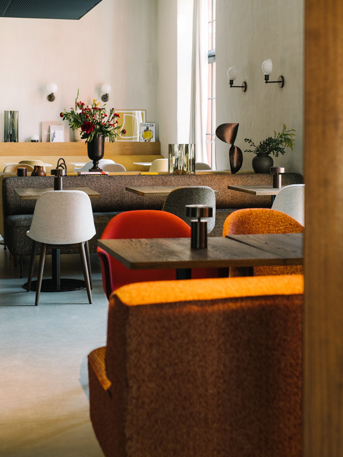 9395002-02BC08ZZ MENU Боковой обеденный стул Harbour, деревянная основа, обитый Дуб натуральный | Мох 0022  - Вид №1