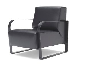 Кожаное кресло с подлокотниками