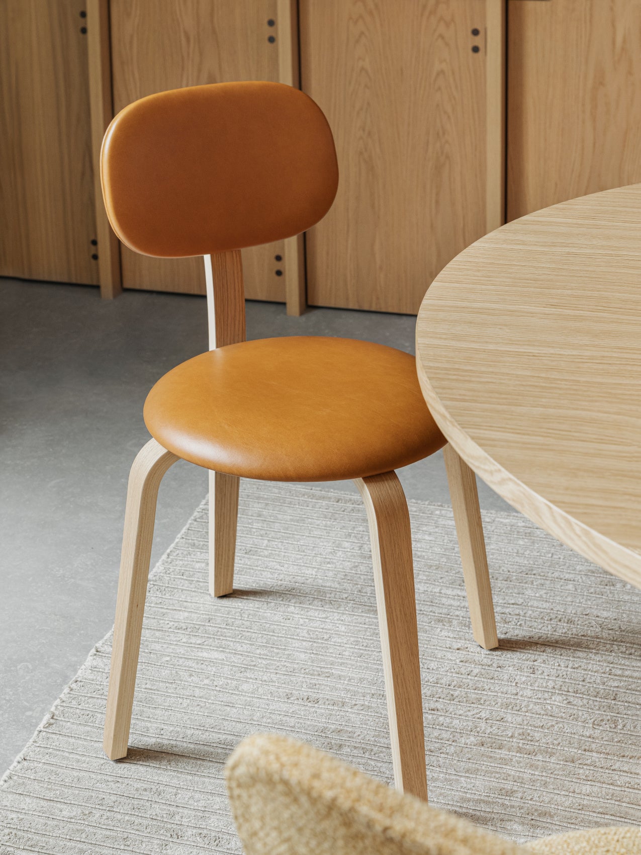 8355504-001H00ZZ Afteroom Plus, Обеденный стул на деревянной основе, обитый LuceLight  - Вид №1