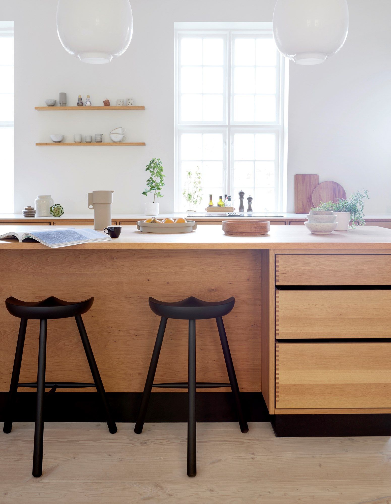 Высокий стул из бука с подставкой для ног Form & Refine Shoemaker Chair™ ARCH-00148084 - Вид №1