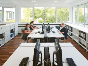 Прямоугольный рабочий стол из ламината