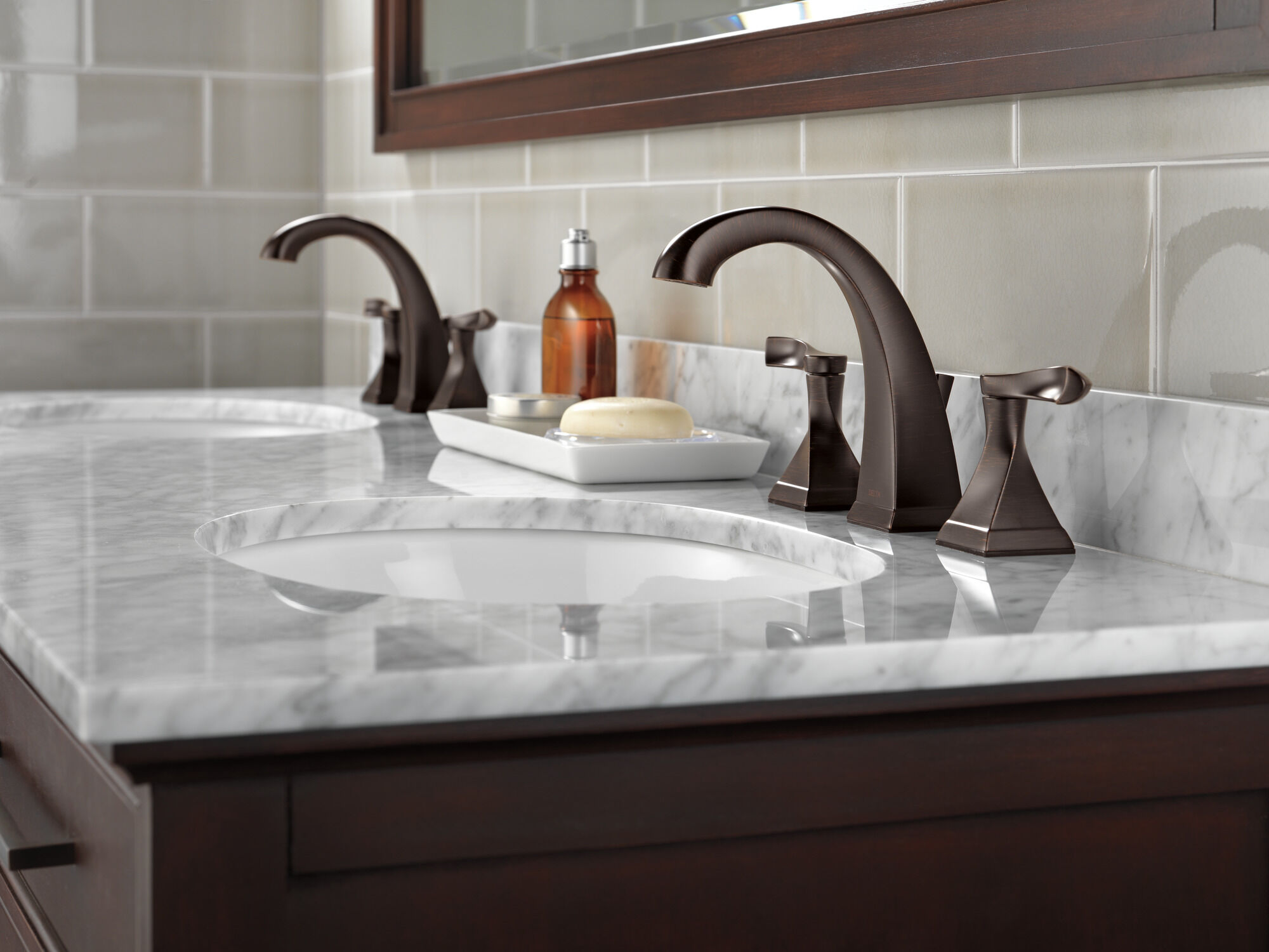 35741-RB-DST Смеситель для ванной комнаты с двумя ручками Delta Faucet Everly Венецианская бронза  - Вид №7