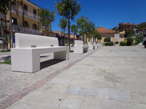 Скамейка из композитного материала со спинкой