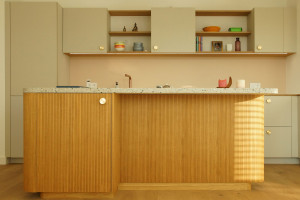 Встроенная кухня из линолеума с островом