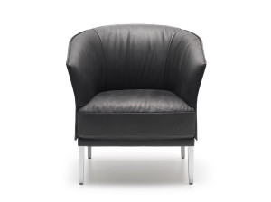 Кожаное кресло с подлокотниками