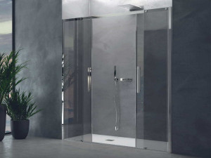 Стальная и стеклянная нишевая душевая кабина с раздвижной дверью