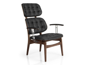 Кожаное кресло с подлокотниками