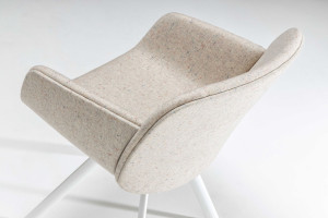 Мягкий стул на сиденье из ткани с подлокотниками