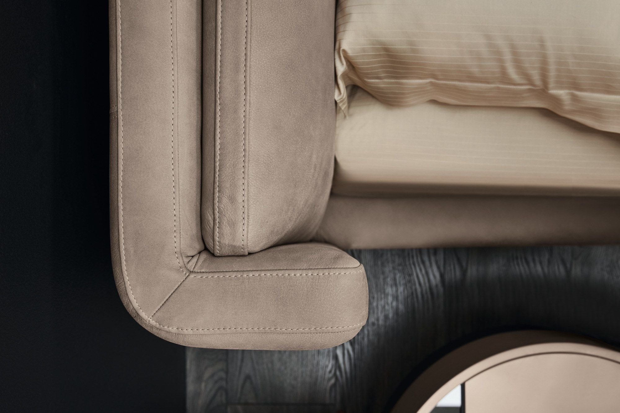 Кожаная двуспальная кровать с мягким изголовьем Cantori VALLEY ARCH-00049337 - Вид №3