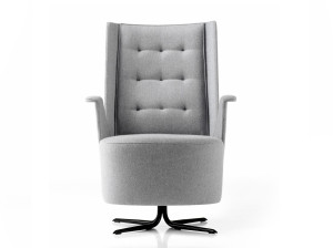 Тканевое кресло с подлокотниками