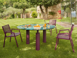 Круглый стол из фаянса и нержавеющей стали