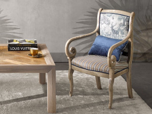 Тканевое кресло с подлокотниками