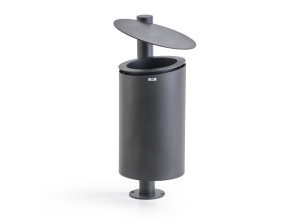 Окрашенные металлические стойки для мусора с крышкой