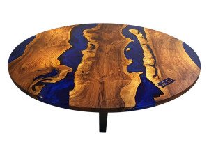 Круглый стол из смолы и орехового дерева