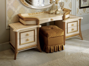 Деревянный туалетный столик