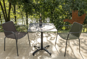 Штабелируемый садовый стул с подлокотниками