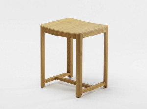 Деревянный табурет