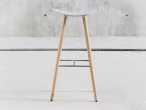 ENEA Высокий табурет с подставкой для ног из дуба и полипропилена Coma wood