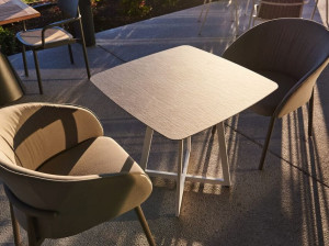 Квадратный садовый стол