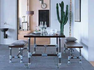 Прямоугольный деревянный обеденный стол с колесами