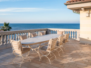 Каменный овальный садовый стол