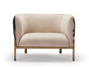 Тканевое кресло с подлокотниками