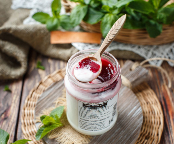 5904 Йогурт греческий 5% с вишневым вареньем Вкусляндия  - Вид №1