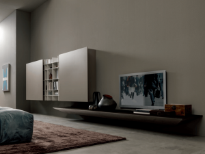 Стена оборудована деревянной и алюминиевой подставкой для телевизора